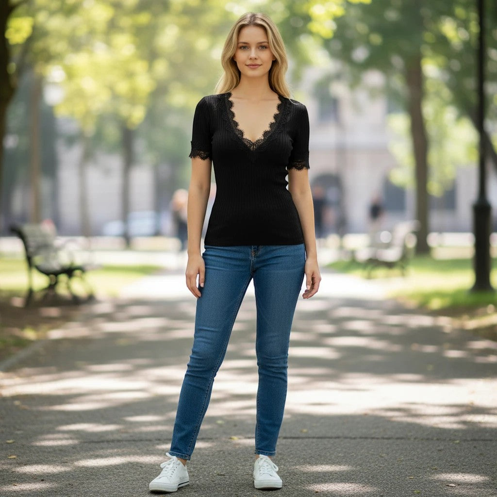ZOFIA ATELIER Krystyna black short-sleeved crochet t-shirt with lace trim and V-neck, made of polyester.