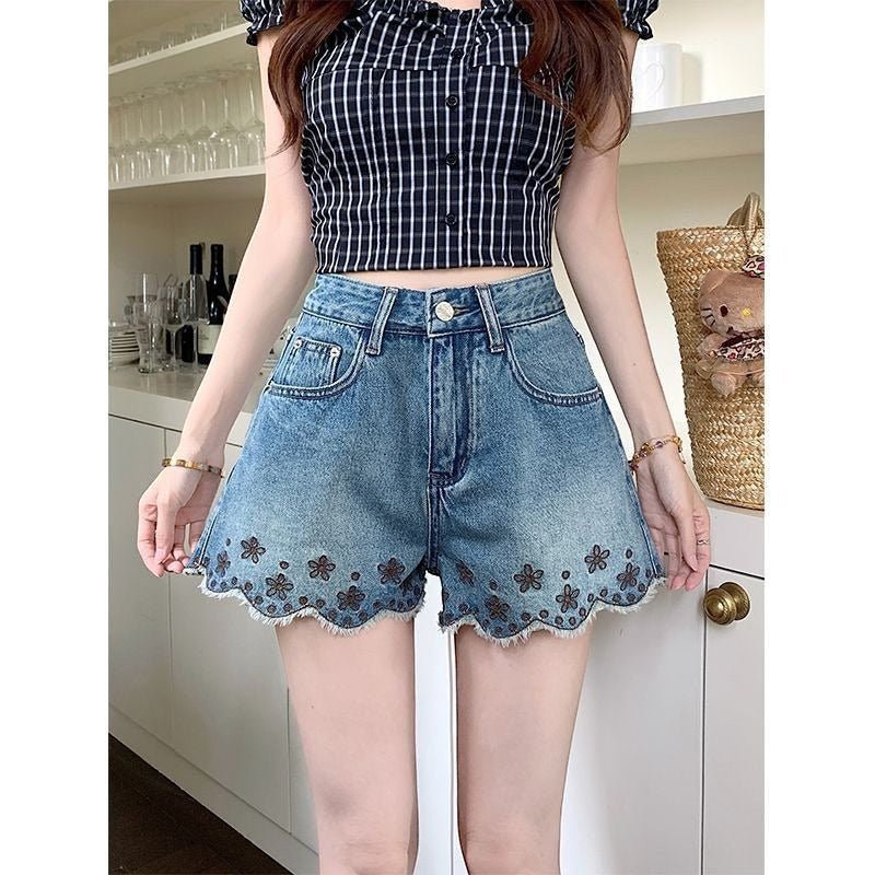ZOFIA ATELIER blue denim shorts with embroidered flowers and scalloped hem. Mid-rise waist.