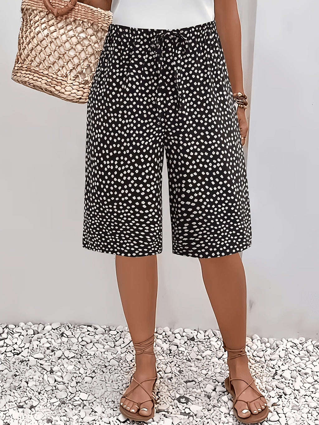 ZOFIA ATELIER calças capri pretas com padrão de bolinhas brancas, tecido leve, cintura subida, ajuste solto.