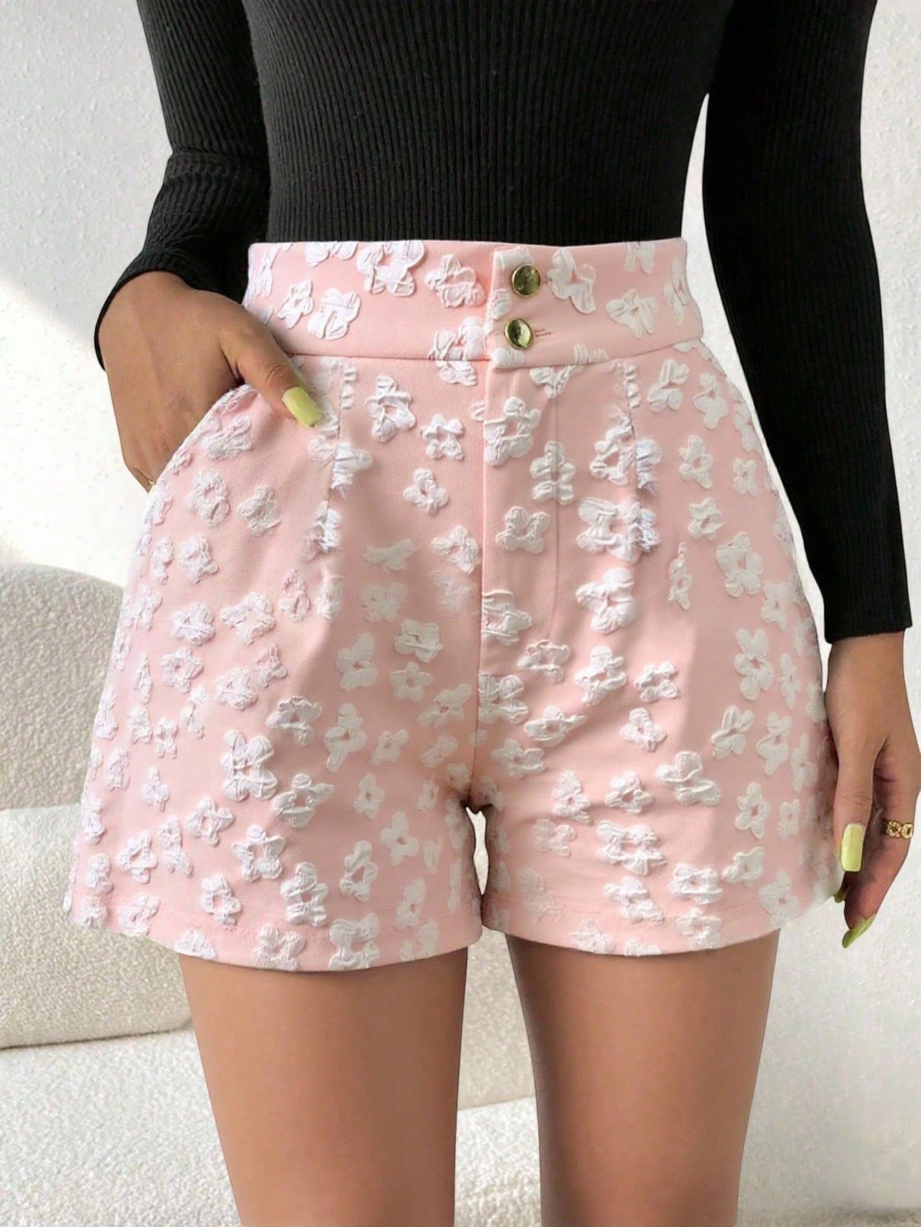 ZOFIA ATELIER shorts cor-de-rosa com padrão floral em relevo branco, cintura subida e botões dourados.