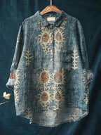 ZOFIA ATELIER Camisa de manga comprida azul com padrão vintage de inspiração animal e detalhes em bege e laranja. Tecido de spandex.