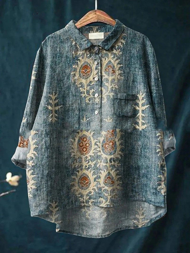ZOFIA ATELIER Camisa de manga comprida azul com padrão vintage de inspiração animal e detalhes em bege e laranja. Tecido de spandex.