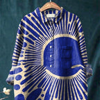 ZOFIA ATELIER camisa de manga comprida azul e bege com padrão de sol radiante e bolso frontal.