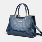 ZOFIA ATELIER Dominika bolsa de ombro em PU azul com acabamento em patente e textura de crocodilo. Possui ferragens douradas e fecho de correr.