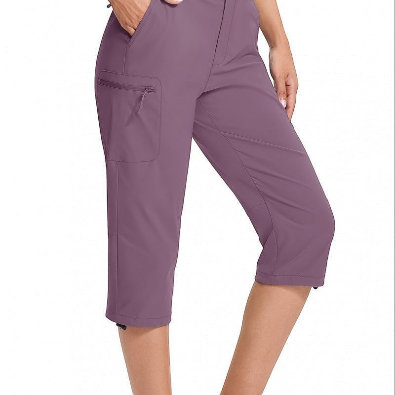 ZOFIA ATELIER MAGDA calças impermeáveis de capri assimétricas em PVC roxo com fechos de correr e bolsos cargo.