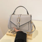 ZOFIA ATELIER Patrycja messenger bag em pele PU cinzenta com fivela dourada e alça de ombro ajustável. Elegância moderna.