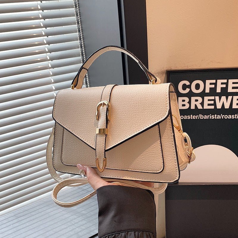 ZOFIA ATELIER Patrycja messenger bag em pele PU bege com fecho dourado e alça de ombro. Elegância moderna para o dia a dia.