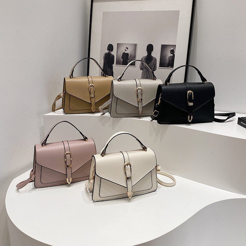 ZOFIA ATELIER Patrycja messenger bag em pele PU, com fecho de fivela dourada e alça de ombro. Disponível em preto, branco, rosa, cáqui escuro e cinza.