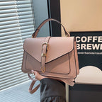 ZOFIA ATELIER Patrycja messenger bag em pele PU rosa com fecho de fivela dourada e alça de ombro. Elegante e moderna.