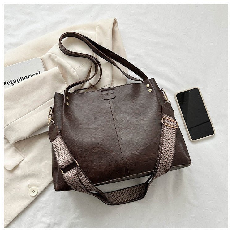 ZOFIA ATELIER Ilona retro tote bag in dark brown PU leather with a patterned strap. Features a single strap and a phone pocket.